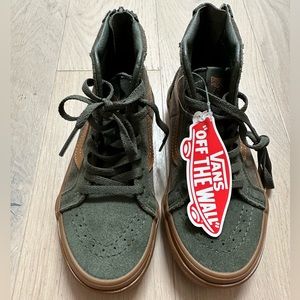 NWT little kid Vans high top with back zipper. size 12